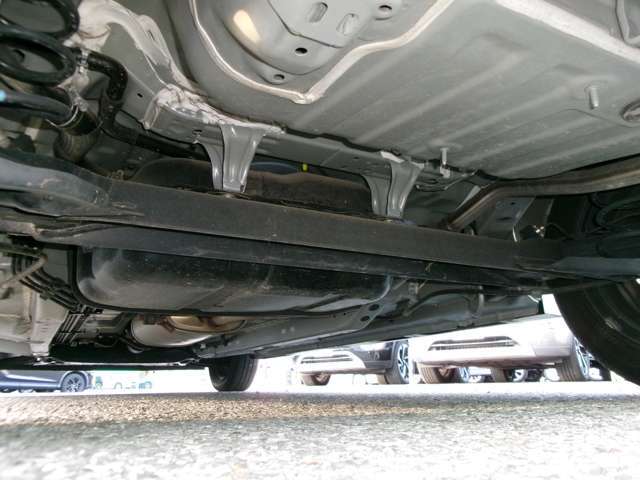 車体下廻りの画像です。錆もほとんどなく、良い状態です。