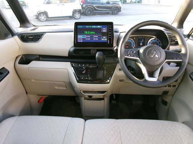 インパネ周りの画像です。シフトレバーがインパネに付いております。　左隣にはタッチパネル式のオートエアコンスイッチが付いております。