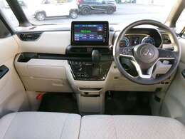 インパネ周りの画像です。シフトレバーがインパネに付いております。　左隣にはタッチパネル式のオートエアコンスイッチが付いております。