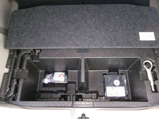 パンクタイヤ応急修理キット装備です。