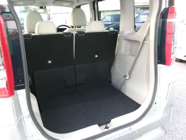 リヤシートは前方にスライド可能なので、大きな荷物スペースを確保する事が出来ます。