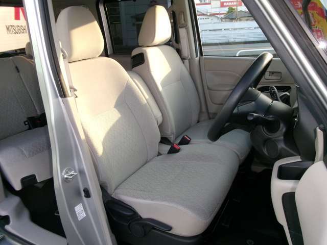 運転席の画像です。劣化もほぼ無く、とても良い状態です。