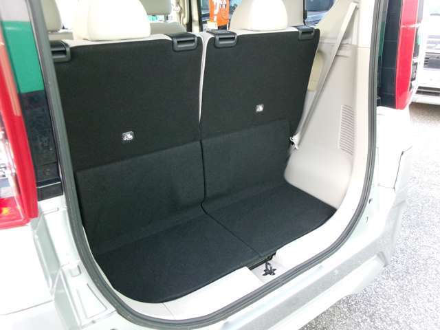 リヤシートを下げた状態でも、十分な荷物スペースがあります。