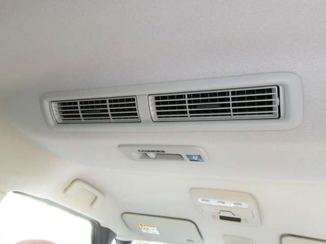 天井にはリヤサーキュレーターがあり、前席の冷風を後席に送る事ができますので、暑い日でも快適です。