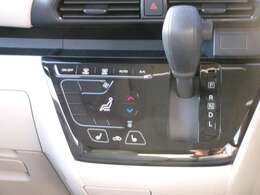 シフトレバーの画像です。シートヒーターが運転席と助手席にそれぞれ付いておりますので、冬の寒い日でも快適です。