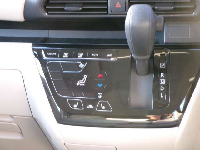 シフトレバーの画像です。シートヒーターが運転席と助手席にそれぞれ付いておりますので、冬の寒い日でも快適です。