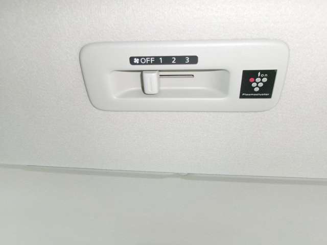 リヤサーキュレーターのスイッチです。後部座席からでも操作できます。空気清浄機能付きです。