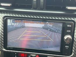 【バックカメラ】駐車時に後方がリアルタイム映像で確認できます。大型商業施設や立体駐車場での駐車時や、夜間のバック時に大活躍！運転スキルに関わらず、今や必須となった装備のひとつです！