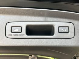 【ハンズフリーパワーバックドア】リアバンパー下部に足先を出し入れするだけでバックドアが自動で開閉♪両手が荷物でふさがっている時でもラクラク開閉操作が行えます！