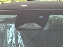 【ホンダセンシング】走行中に前方の車両等を認識し、衝突しそうな時は警報とブレーキで衝突回避と被害軽減をアシスト。より安全にドライブをお楽しみいただけます。