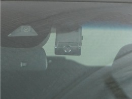 ◆ドライブレコーダー◆映像・音声などを記録する自動車用の装置です。　もしもの事故の際の記録はもちろん、旅行の際の思い出としてドライブの映像を楽しむことができます。