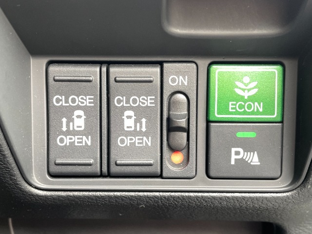 運転席右側に電動スライドドアのスイッチやパーキングセンサーのスイッチ等がついています。