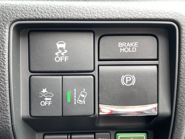 運転席右側に電子パーキングのスイッチや衝突軽減ブレーキ【CMBS】のスイッチ等がついています。