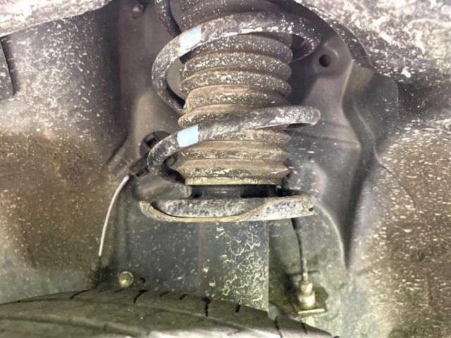 お車を安心してお乗りいただく為には、足回りの定期点検が欠かせません。サービスサポート（有償保証）では無料点検もご提供しており、安心のカーライフをお過ごしいただけるサポート体制が整っています。