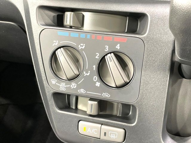 寒い冬も暑い夏も全席に快適な空調を届けてくれる、ダイヤル式エアコンを装備♪
