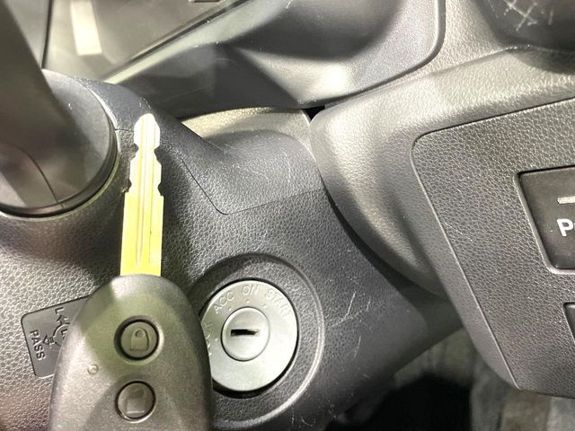 【キーレス】少し離れた場所からでもボタン一つでドアの開錠・施錠ができるのでとっても便利！ドアの鍵穴周りに傷をつけることもありません♪