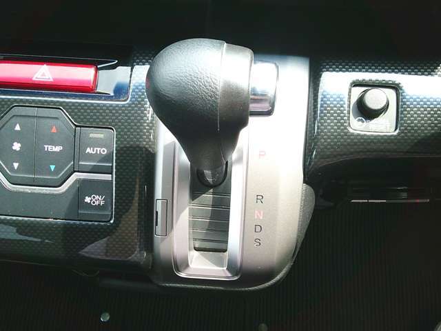 インパネシフトです。内装の一部として統一感があり、車両のデザイン性を損なわない点が魅力です