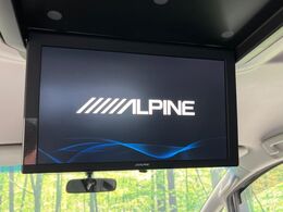 【フリップダウンモニター】大画面モニターで後席でもエンタメをお楽しみいただけます。小さなお子様にも大人気の装備です♪