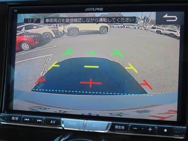 バックモニター付きでガイドラインがモニターに表示され、車庫入れや縦列駐車などの際に役立ちます！