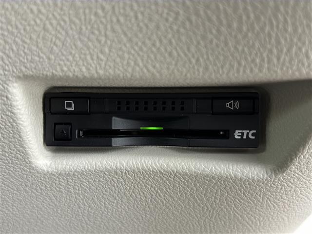 【ETC】有料道路を利用する際に料金所で停止することなく通過できる、ETC車載器（ノンストップ自動料金収受システム機器）が装備されています。セットアップを行うことで利用可能になります。