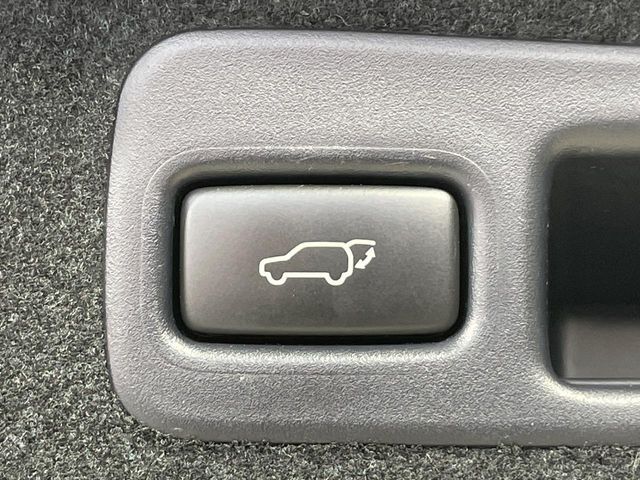 【パワーバックドア】スマートキーや運転席のボタンを押すだけでリアゲートが自動で開閉します！荷物を持っている時や、高い位置にあるバックドアを閉める際に便利な機能です♪