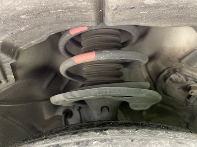 お車を安心してお乗りいただく為には、足回りの定期点検が欠かせません。サービスサポート（有償保証）では無料点検もご提供しており、安心のカーライフをお過ごしいただけるサポート体制が整っています。