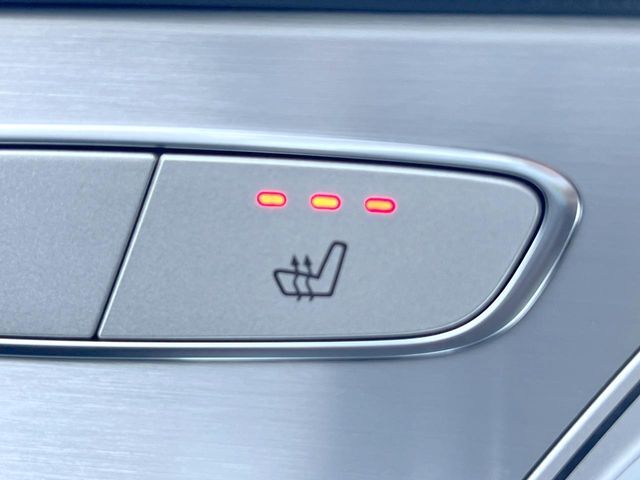 ●全席シートヒーター：高級感あふれるシートに、前席・後席にシートヒーターを搭載しております。