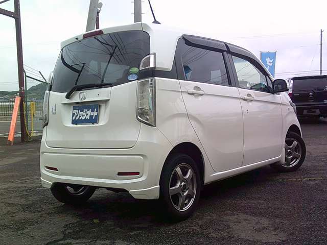 当社の展示車のフロアマットは全て200Vの高圧洗浄機にて洗浄後、天日干し乾燥させていますので綺麗ですよ！