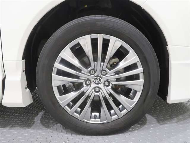 純正アルミホイールが似合ってます。タイヤサイズは225/55R19　です。