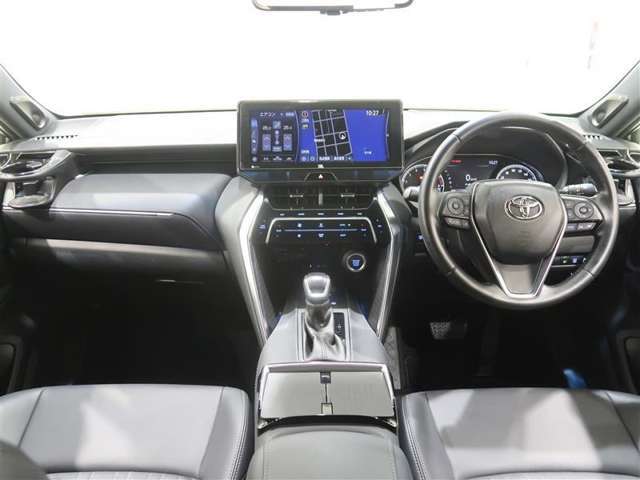 使いやすく運転しやすいレイアウトの運転席回り。