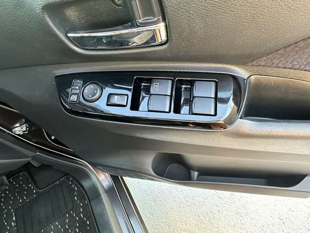 【運転席ドア】ボトルホルダーや収納ポケットが付いているので運転席周りもスッキリ保てます★