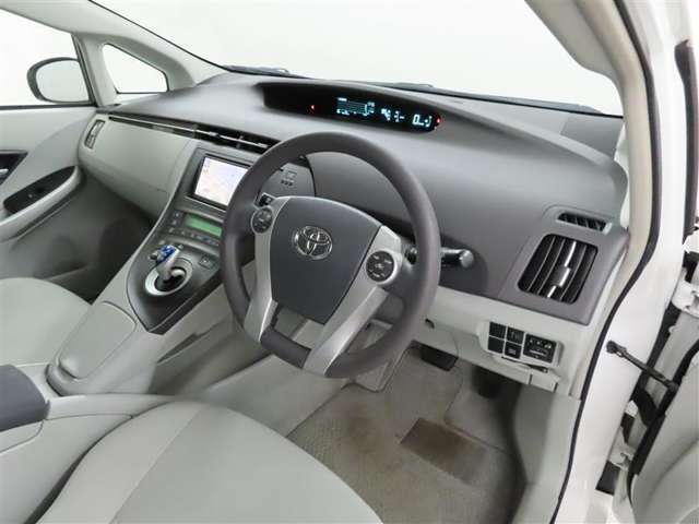 シンプルで使いやすいデザインの運転席です。