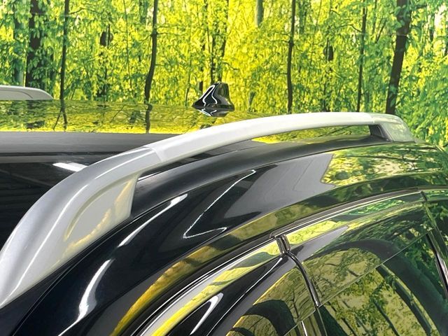 【ルーフレール】外観の魅力を引き立てるとともに、ウィンタースポーツや釣り、ロードバイク等で使う各種ギアを積むキャリア取り付けベースに！アクティブなカーライフを楽しむには必須の装備ですね！
