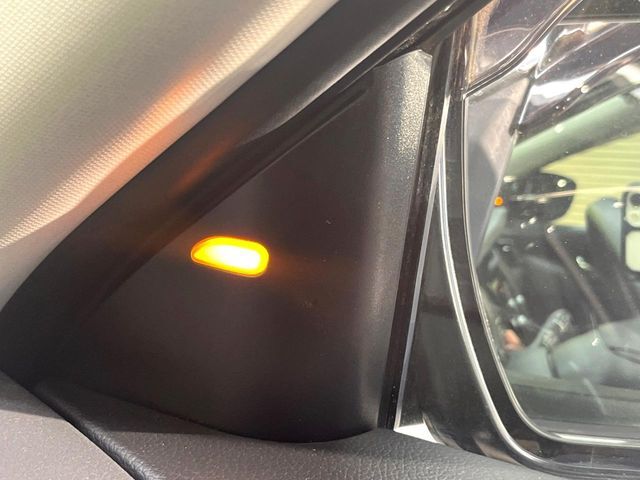 【後方車輛検知】走行中、ドアミラーの死角になりやすい箇所に後続車が接近するとサイドミラー付近に警告を表示、ドライバーに注意喚起をしてくれます。