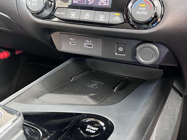コード不要の便利なワイヤレス充電器がついていますよ。