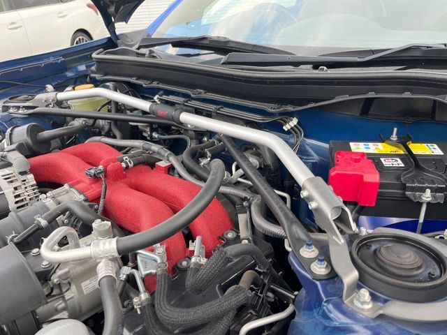 【STIタワーバー】お車の剛性を高めるタワーバーを装備。よりスムーズなコーナリング走行が可能となり、走りも楽しめます。
