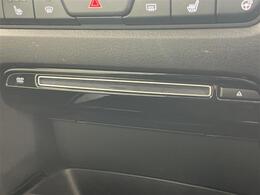 【CD/DVDプレーヤー/フルセグTV】オプションのCD/DVDプレーヤー/フルセグTVがついています！車内をより快適に！