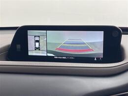 【360°ビュー・モニター】まるでクルマを真上から見下ろしたかのような視点で駐車をサポートします！クルマの斜め後ろや真横など、前後左右の4つのカメラの映像が合成されて、モニターに映し出されます。