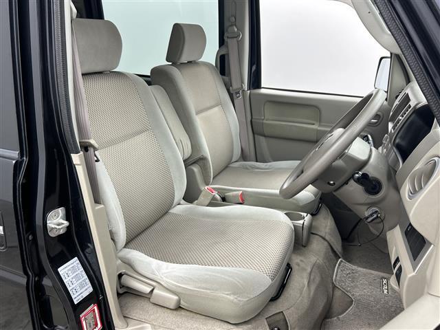 【運転席】座り心地が良いシートなので長時間の運転でも快適にお過ごしいただけます。新品のフロアマットのご注文も可能です。掲載箇所以外にご希望の写真がございましたらお気軽にお問い合わせ下さい。