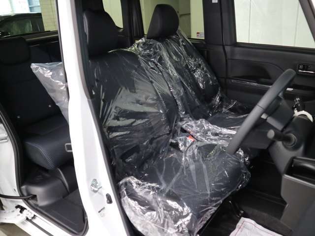 当社販売担当者、仕入担当者、リフトに持ち上げ車検検査員による下廻りチェックをクリアした高品質車を展示しております。
