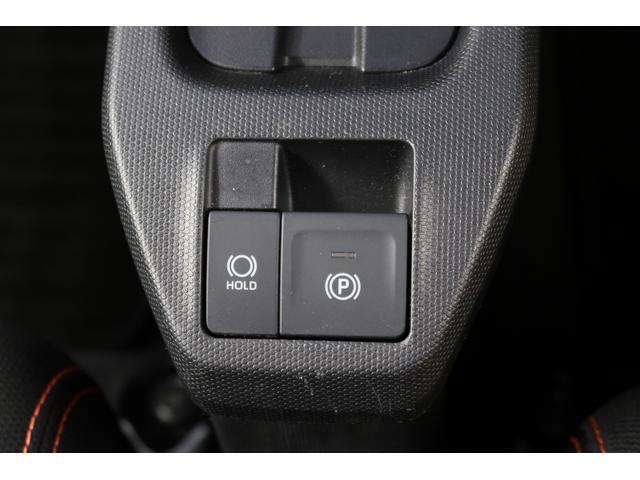 オートブレーキホールド機能付き電動パーキングブレーキで渋滞や信号待ちなどでブレーキを踏んで停車したときにブレーキペダルから足を離してもブレーキを保持するので安心です