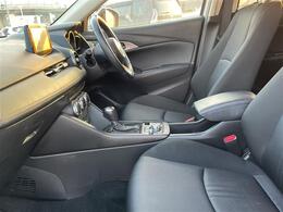 【助手席】きれいな助手席なので家族や友だちに乗ってもらっても安心です！新品のフロアマットのご注文も可能です。掲載箇所以外にご希望の写真がございましたらお気軽にお問い合わせ下さい。