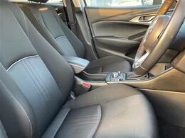 【運転席】座り心地が良いシートなので長時間の運転でも快適にお過ごしいただけます。新品のフロアマットのご注文も可能です。掲載箇所以外にご希望の写真がございましたらお気軽にお問い合わせ下さい。