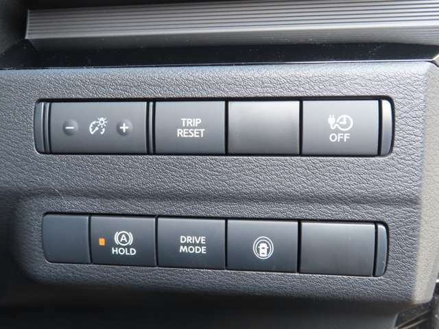 ドライブモードの切り替えやブレーキオートホールドなどのスイッチが運転席右前部に装備されています。