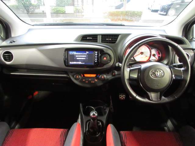 黒・赤を基調としたインテリアで、スポーティーな高級感ある内装に仕上がっております！