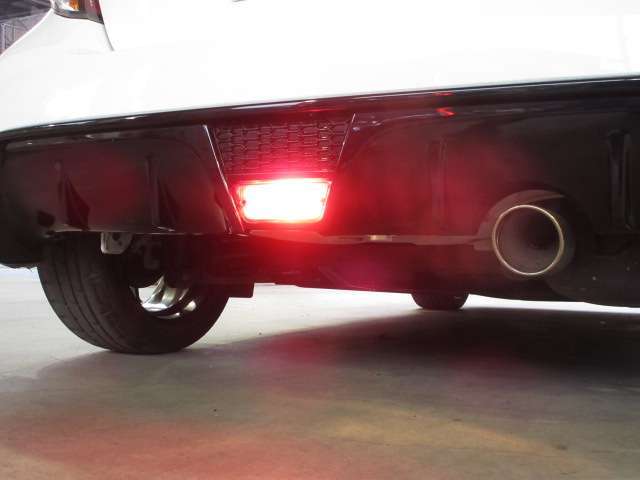 濃霧時や悪天候時などの視界不良時に後続車両への自車の存在をアピールする、リアフォグ付☆