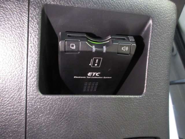 高速道路の割引特典を受けられるのはもちろん、雨の日や寒い日など、料金所でわざわざ窓を開けなくてもいいです。さらに、小銭の用意もしなくていいのでキャッシュレスでスピーディーに料金所を通過可能です！