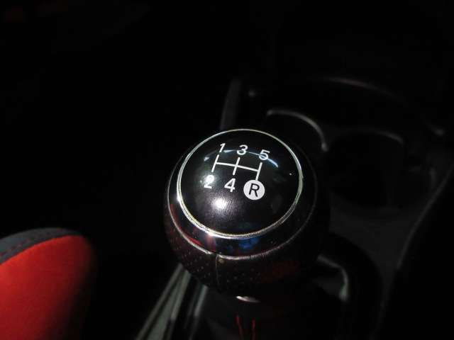 扱いやすい5速シフトレバー☆