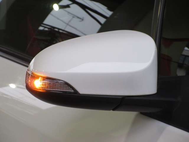 視認性にも優れる、おしゃれなウィンカーミラー☆