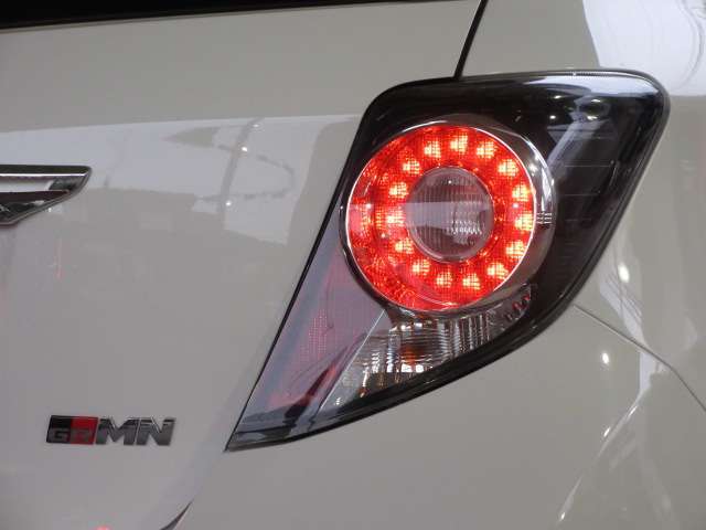 視認性に優れる、一文字型LEDテールレンズ☆